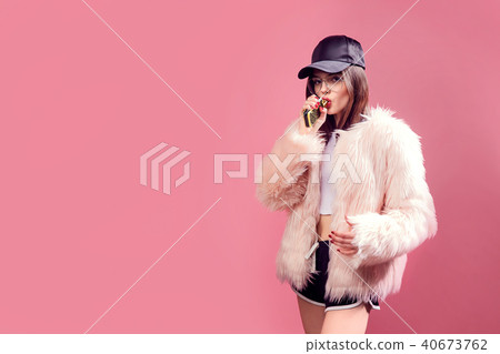 Vaping woman on pink 40673762