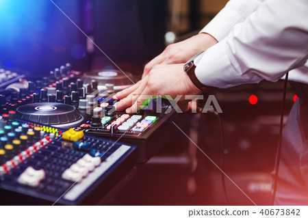 DJ playing music 40673842
