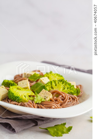 Vegetarian Soba Noodles with tofu and broccoli 40674057