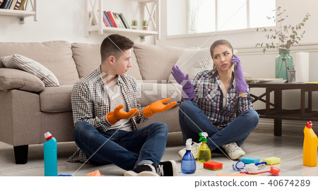 Couple cleaning at home together Couple cleaning at home together 40674289