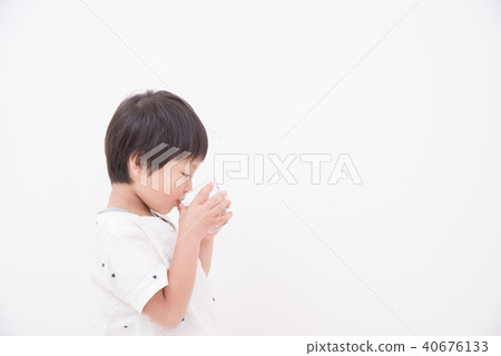 A boy drinking water with a cup 40676133