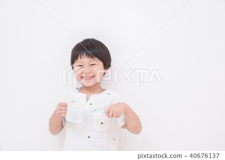 Boy brushing tooth Boy brushing tooth 40676137