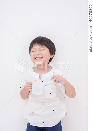 Boy brushing tooth 40678862