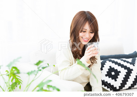A woman drinking water 40679307