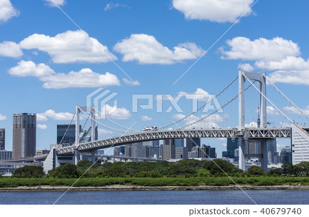 台場彩虹橋在初夏,漂浮在天空中 台場彩虹橋在初夏,漂浮在天空中 40679740