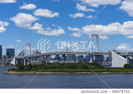 台場彩虹橋在初夏,漂浮在天空中 台場彩虹橋在初夏,漂浮在天空中 40679743