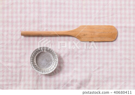 Small paddle and tray for cooking sweet 40680411