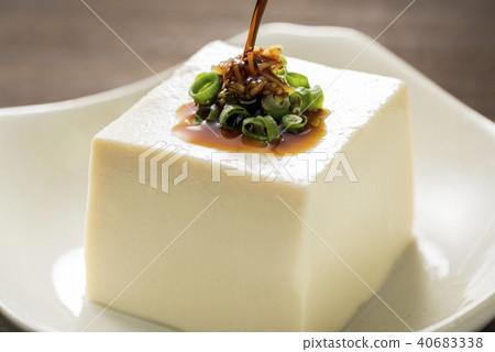 將醬油加入豆腐中 40683338