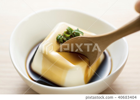 用勺子舀豆腐 40683404