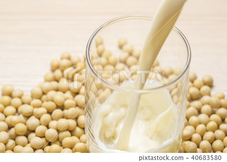 將豆漿倒入玻璃杯中 40683580