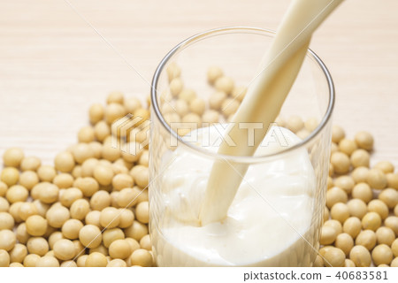 將豆漿倒入玻璃杯中 40683581