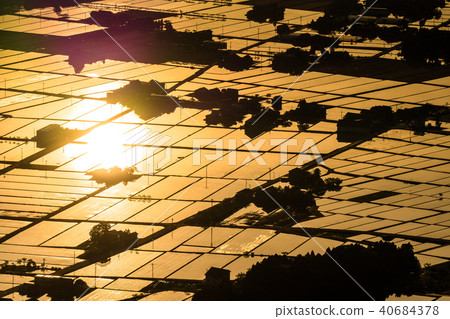 《Toyama Prefecture》 Asahi reflected in scattered villages and paddy fields 40684378