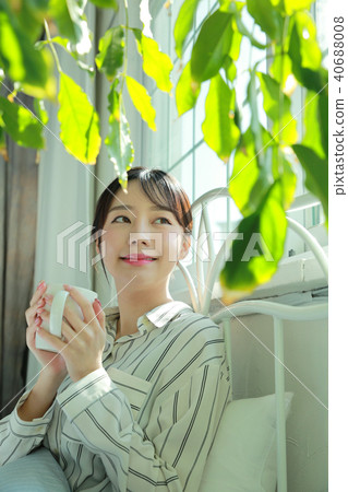 Young woman 40688008