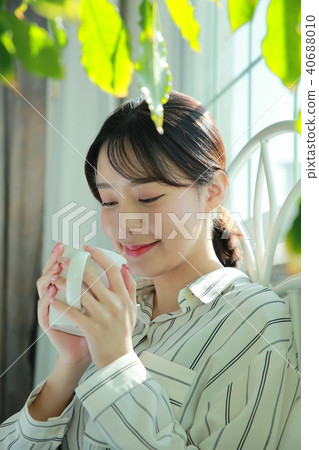 Young woman 40688010