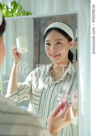 Young woman 40689016
