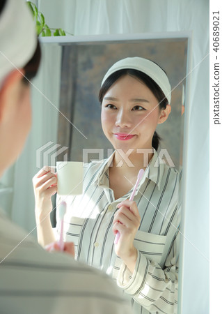 年輕的女人 年輕的女人 40689021