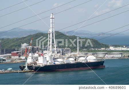 在薩卡德港正在建設的液化天然氣油輪 在薩卡德港正在建設的液化天然氣油輪 40689601