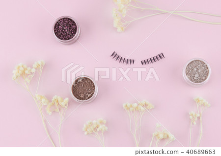 Glitter eye shadow set and fake eyelashes 40689663