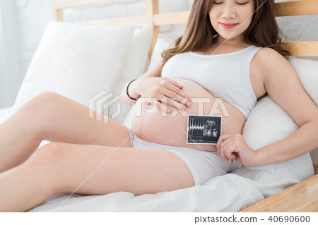 woman holding baby ultrasound 40690600