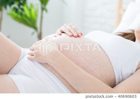close up pregnant women belly 40690603
