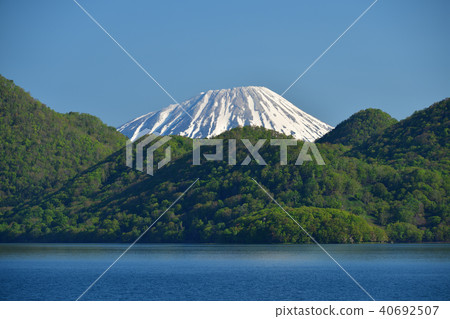 拍攝在北海道洞爺湖的中島的降雪的Yotei（Yodo Fuji）的春天風景，是晴朗的。 40692507