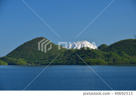 拍攝在北海道洞爺湖的中島的降雪的Yotei（Yodo Fuji）的春天風景，是晴朗的。 40692513