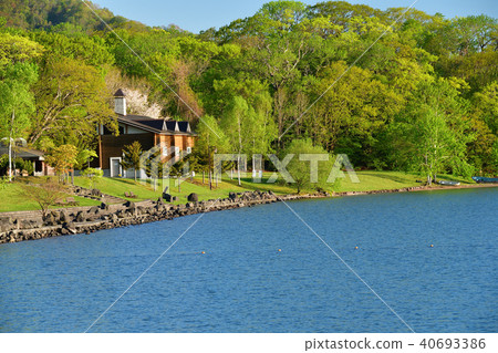 欣賞北海道洞爺湖的春天早晨風景 40693386