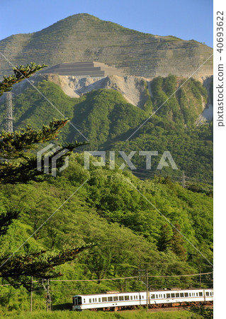 Fresh green Seibu Chichibu Line and Mt. 40693622