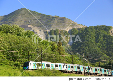Fresh green Seibu Chichibu Line, S-TRAIN and Mt. 40693623