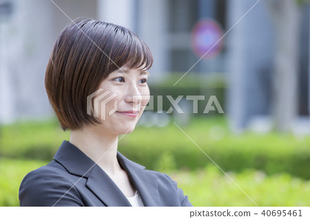 Young business woman 40695461