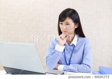 Worried business woman 40695773