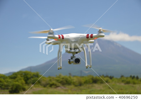 Drone "phantom 3 standard" which hovers behind Mt. Fuji (Asagiri plateau / Fujinomiya city, Shizuoka Prefecture) 40696250