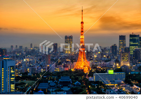 Tokyo tower light up at dusk 40699040