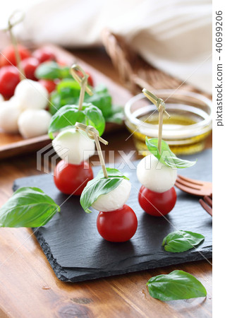 Caprese pinchos Caprese pinchos 40699206