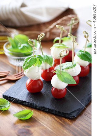 Caprese pinchos Caprese pinchos 40699207