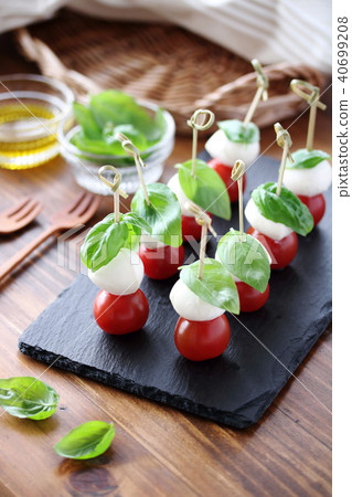 Caprese pinchos Caprese pinchos 40699208