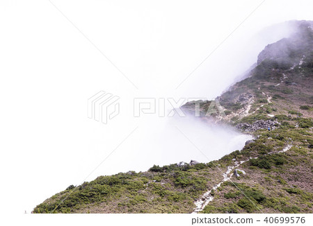 靠近懸崖的山路上, 飄來一陣濃霧, 十分夢幻 40699576