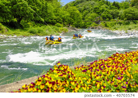 Fresh green rafting 40703574