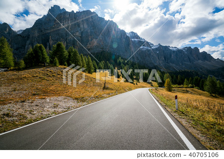 Mountain Road Highway of Dolomite Mountain - Italy Mountain Road Highway of Dolomite Mountain - Italy 40705106