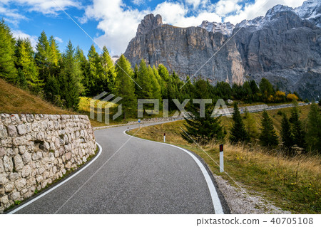 Mountain Road Highway of Dolomite Mountain - Italy Mountain Road Highway of Dolomite Mountain - Italy 40705108