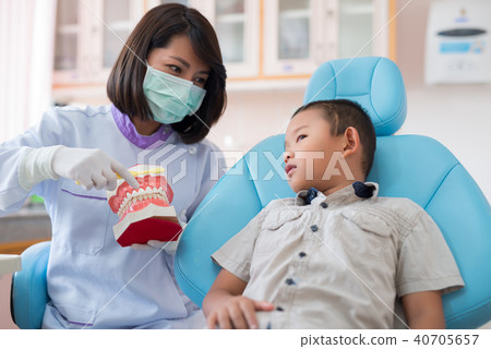 Asian female dentist talking to the boys 40705657