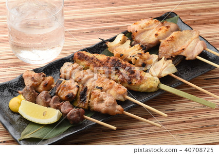 小酒館菜單烤雞肉串和冷酒 小酒館菜單烤雞肉串和冷酒 40708725