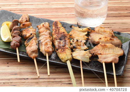 小酒館菜單烤雞肉串和冷酒 小酒館菜單烤雞肉串和冷酒 40708728