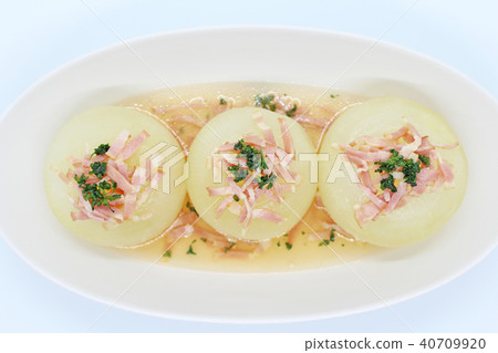 Boiled whole onion soup 40709920