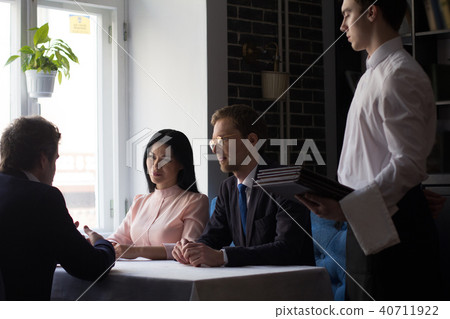 Business people having lunch at luxury restaurant 40711922