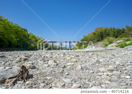 新鮮的綠色秩父鐵路Arakawa橋樑 40714216