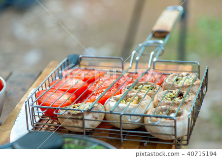 Fresh tomatoes and mushrooms with garlic 40715194