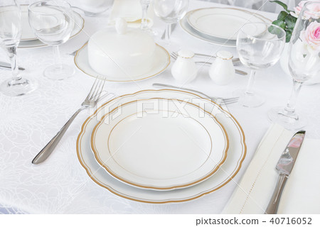 Table with table setting 40716052