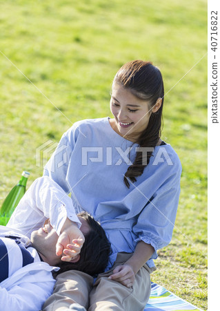 A couple having a picnic 40716822