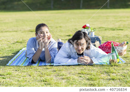 A couple having a picnic 40716834